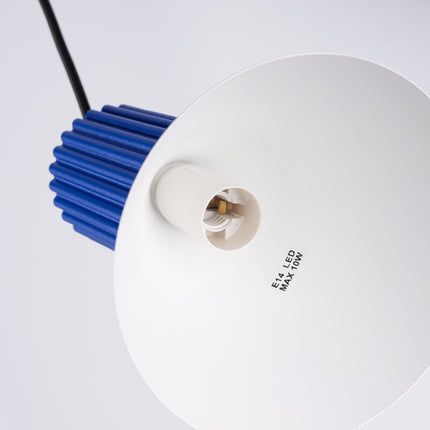 suspension ronde 3 cônes blancs à fût cannelé bleu outremer, détail de la matière