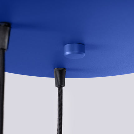 suspension ronde 3 cônes blancs à fût cannelé bleu outremer, détail de la fixation