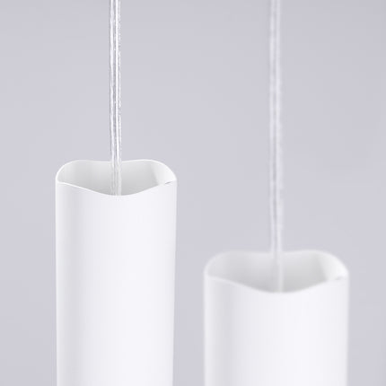 suspension ronde 3 tubes à embout ajouré entrelacé blanc, vue sur fond coloré