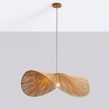 Suspension en rotin bohème allumée diffusant une lumière douce