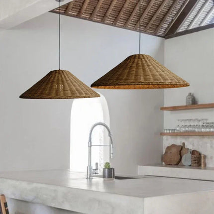 Suspension en rotin chapeau dans une chambre chaleureuse et naturelle