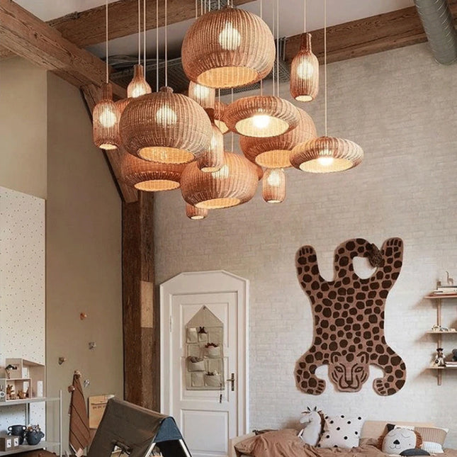 Suspension en rotin tressé diffusant une lumière chaude dans un salon