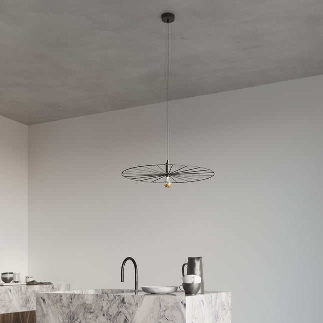 Suspension roue lumineuse noire dans une cuisine contemporaine épurée