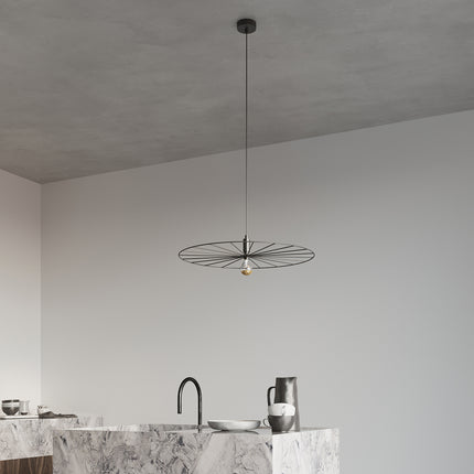 Suspension roue lumineuse noire dans une cuisine contemporaine épurée