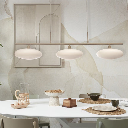 Détail des trois diffuseurs en verre opalin blanc de la suspension Sapporo 115 cm