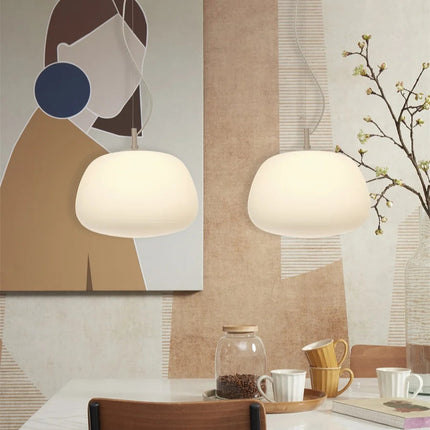 Suspension Sapporo allumée dans un salon, lumière douce diffusée par le verre opalin