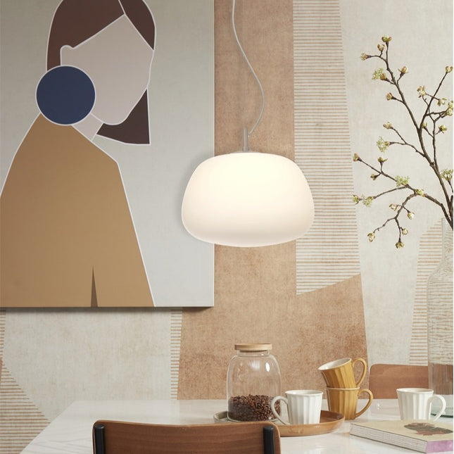 Suspension Sapporo 34 cm au-dessus d'une table, diffuseur en verre blanc opalin et câble sable