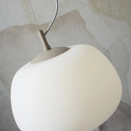 Détail du verre opalin blanc de la suspension Sapporo 34 cm