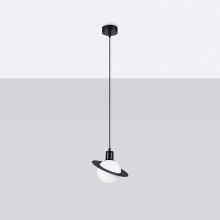 Suspension Saturne 1 Noire allumée, globe opale lumineux
