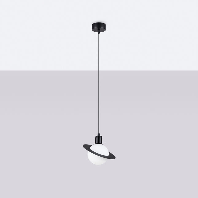 Suspension Saturne 1 Noire allumée, globe opale lumineux