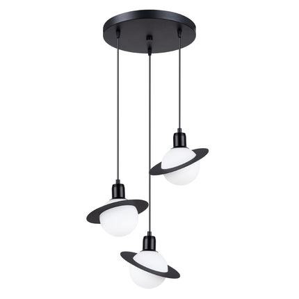 Suspension Saturne 3 lumières noire, globes en verre opalin cerclés d'anneaux en acier noir, présentée éteinte sur fond blanc.