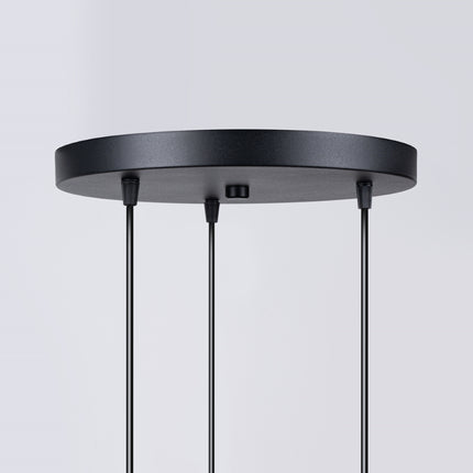 Vue du dessous des globes opalins de la suspension Saturne, laissant deviner la diffusion de la lumière.