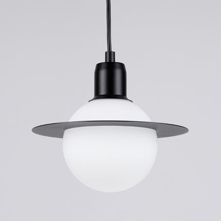 Vue d'ensemble détaillée de la suspension Saturne 3 lumières, globes opalins et anneaux noirs assemblés.