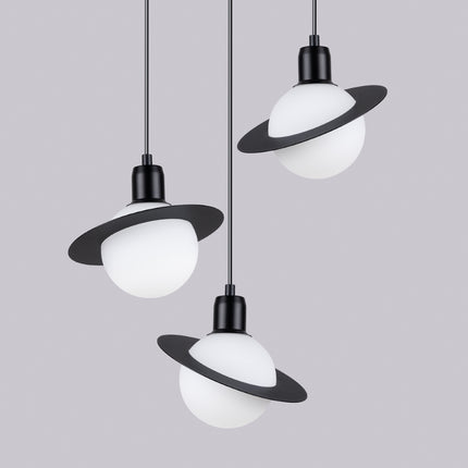 Détail de la rosace de fixation ronde noire, diamètre 30 cm, avec ses trois câbles suspendus.