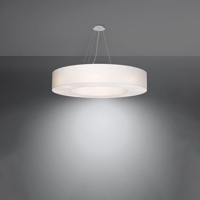 Suspension ronde en tissu blanc allumée diffusant une lumière douce vers le sol
