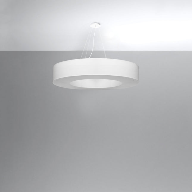 Suspension Saturne blanche suspendue par câbles depuis une rosace ronde au plafond