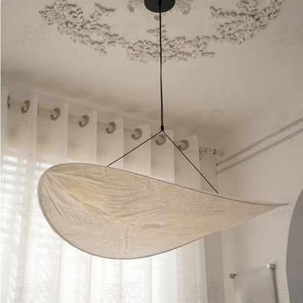 Suspension en soie tissée écrue suspendue dans une chambre lumineuse