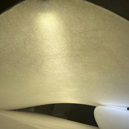 Gros plan sur la texture de la soie tissée à la main, allumée