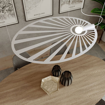 Gros plan sur le découpage rayonnant de la suspension Soleil Lumineux blanche allumée