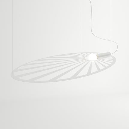 Suspension Soleil Lumineux blanche en acier découpé sur fond blanc