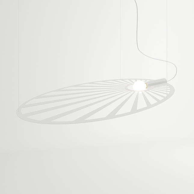 Suspension Soleil Lumineux blanche en acier découpé sur fond blanc