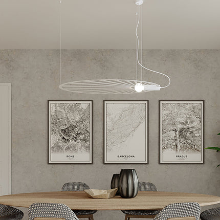 Suspension Soleil Lumineux blanche au-dessus d'une table à manger, vue d'ensemble