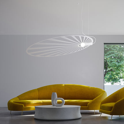 Suspension Soleil Lumineux blanche au-dessus d'un canapé jaune dans un salon lumineux