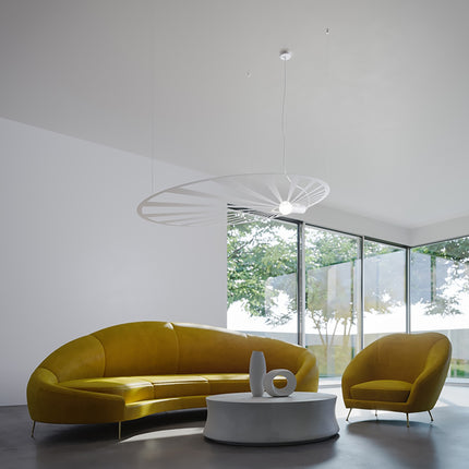 Suspension Soleil Lumineux blanche vue d'ensemble dans un salon design au mobilier jaune