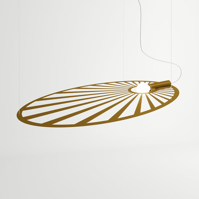 Suspension Soleil Lumineux dorée allumée sur fond blanc