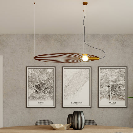 Suspension Soleil Lumineux dorée allumée au-dessus d'une table à manger