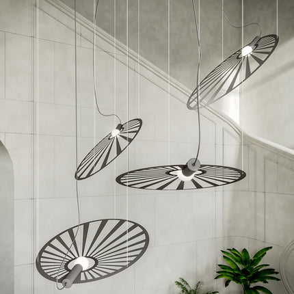 Suspensions Soleil Lumineux noires groupées vue rapprochée dans une cage d'escalier