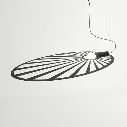 Suspension Soleil Lumineux noire vue en angle avec ampoule allumée