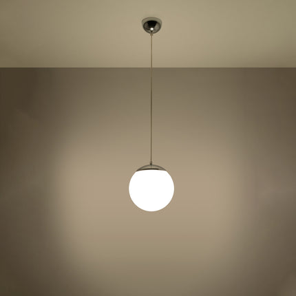 Suspension Sphère 20 en verre et chrome au-dessus d'une table de chevet