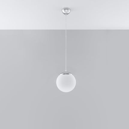 Suspension Sphère 20 en verre opale et chrome dans un salon contemporain