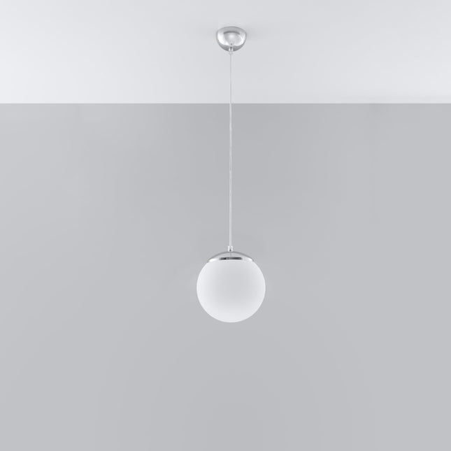 Suspension Sphère 20 en verre opale et chrome dans un salon contemporain