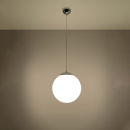 Suspension Sphère 30 en verre et chrome dans un salon contemporain