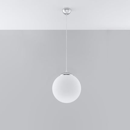 Suspension Sphère 30 en verre opale et chrome au-dessus d'une table à manger