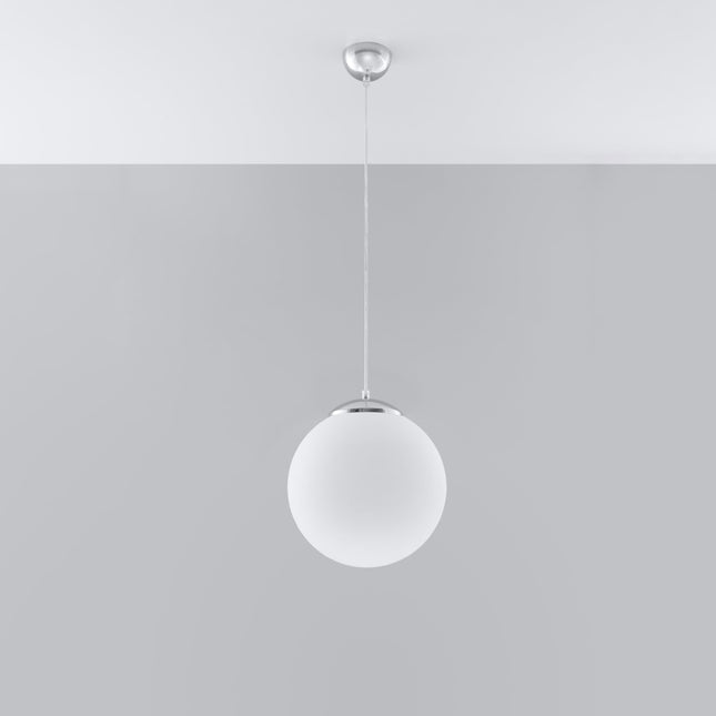Suspension Sphère 30 en verre opale et chrome au-dessus d'une table à manger