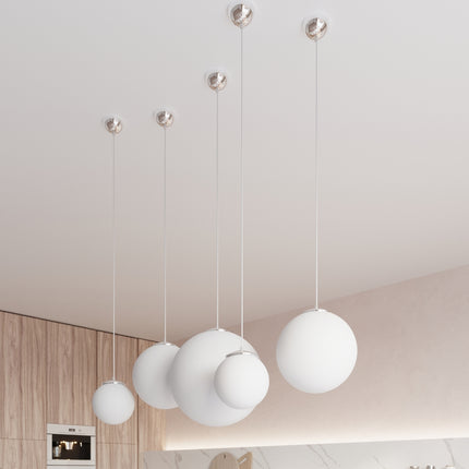 Détail de la grande boule en verre opale de la suspension Sphère 40