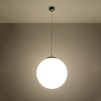 Suspension Sphère 40 en verre et chrome dans un salon spacieux