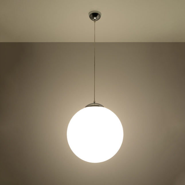 Suspension Sphère 40 en verre et chrome dans un salon spacieux