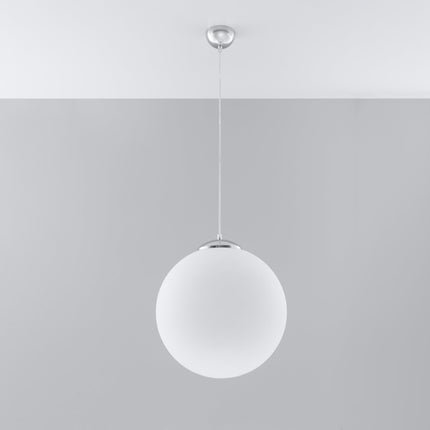 Suspension Sphère 40 en verre opale et chrome au-dessus d'une grande table à manger