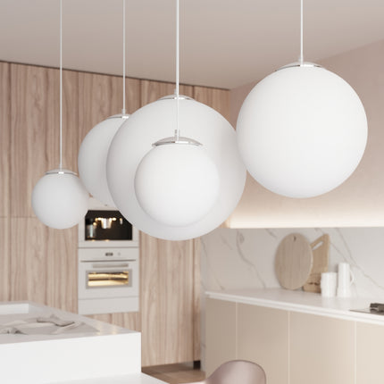 Vue de côté de la suspension Sphère 40 en verre et chrome