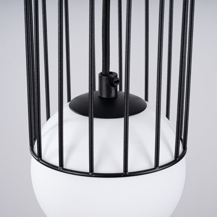 Gros plan sur la finition noire mate de la cage en acier de la suspension Sphère en Cage