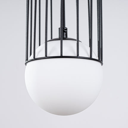 Détail de la jonction entre le câble et la cage en acier de la suspension Sphère en Cage