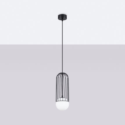 Vue de profil de la suspension Sphère en Cage noir, tiges métalliques fines autour du globe opalin