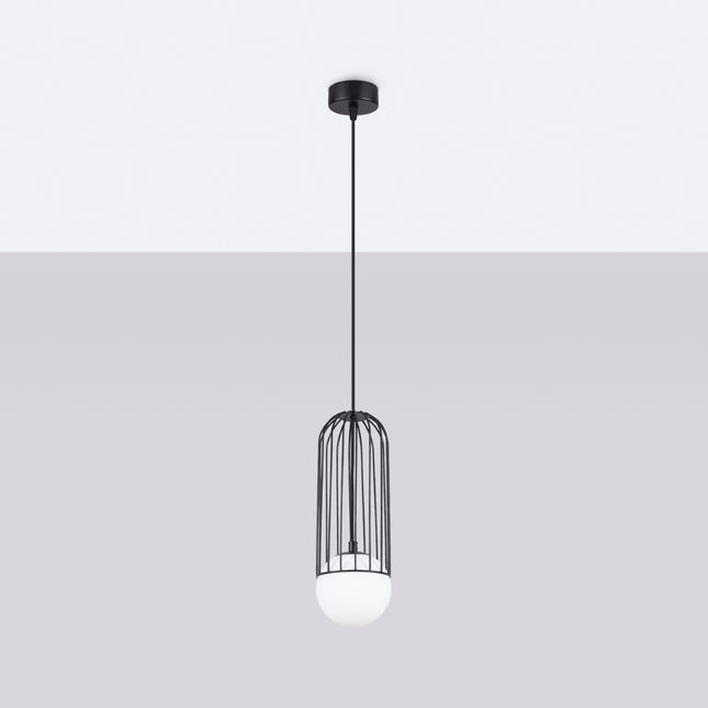 Vue de profil de la suspension Sphère en Cage noir, tiges métalliques fines autour du globe opalin