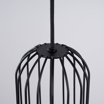 Vue arrière de la suspension Sphère en Cage noir, structure ajourée en acier