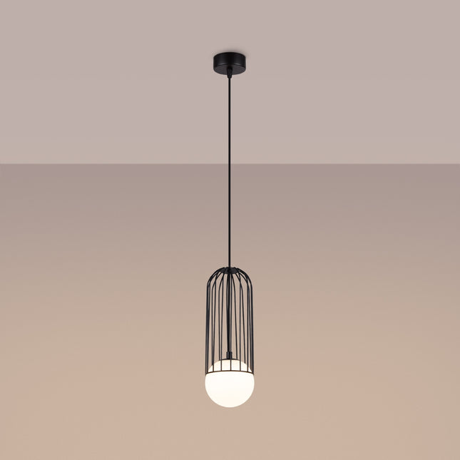 Vue de dessous de la suspension Sphère en Cage noir laissant apparaître le globe en verre opalin