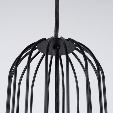 Détail des câbles réglables noirs à hauteurs échelonnées de la suspension Sphère en Cage groupée